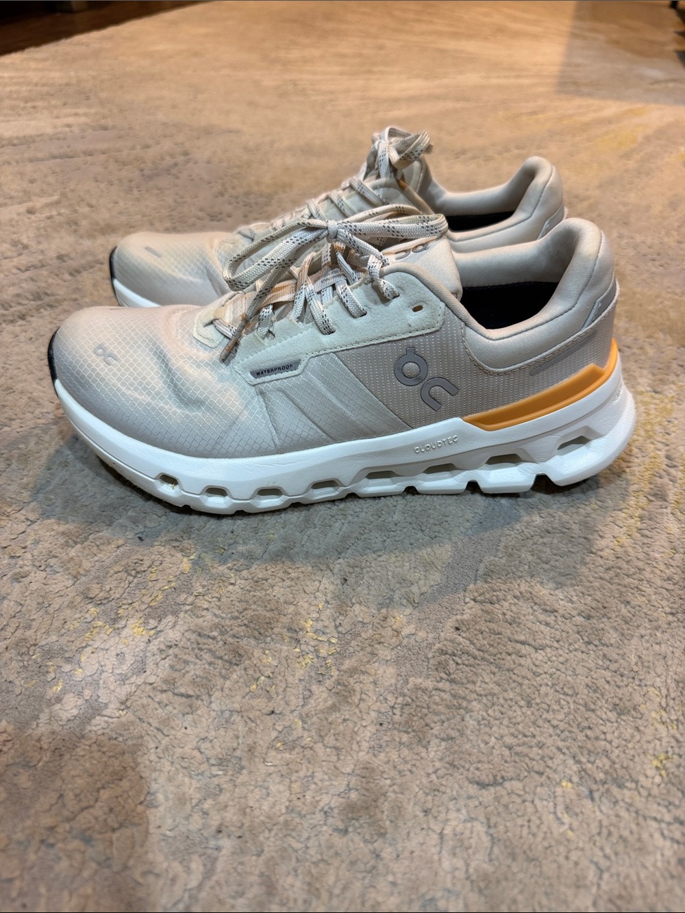 On Running
Size. 8 Cloudrunner. 2.
Women's Waterprof in EUC
